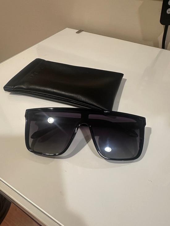 Quay Australia Accessories - Quay Australia Oversized Shield Sunglasses in Black